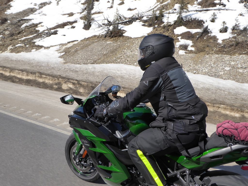 Me riding a Kawasaki Ninja H2SX SE while wearing the Shoei GT Air helmet.