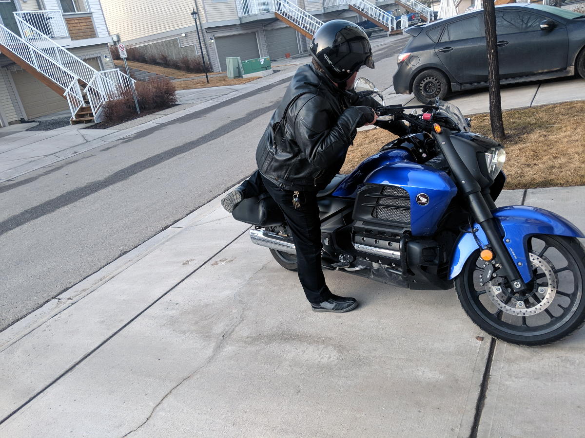 Reverse normal mounting a motorcycle