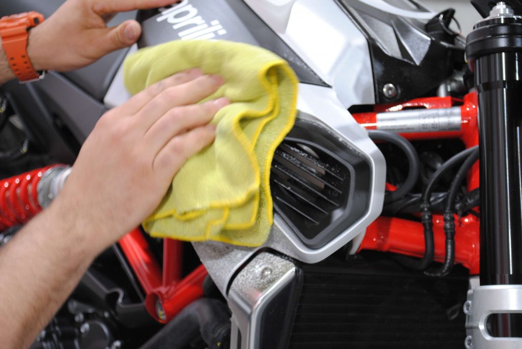 Washing and cleaning Aprilia Shiver before apply protective film