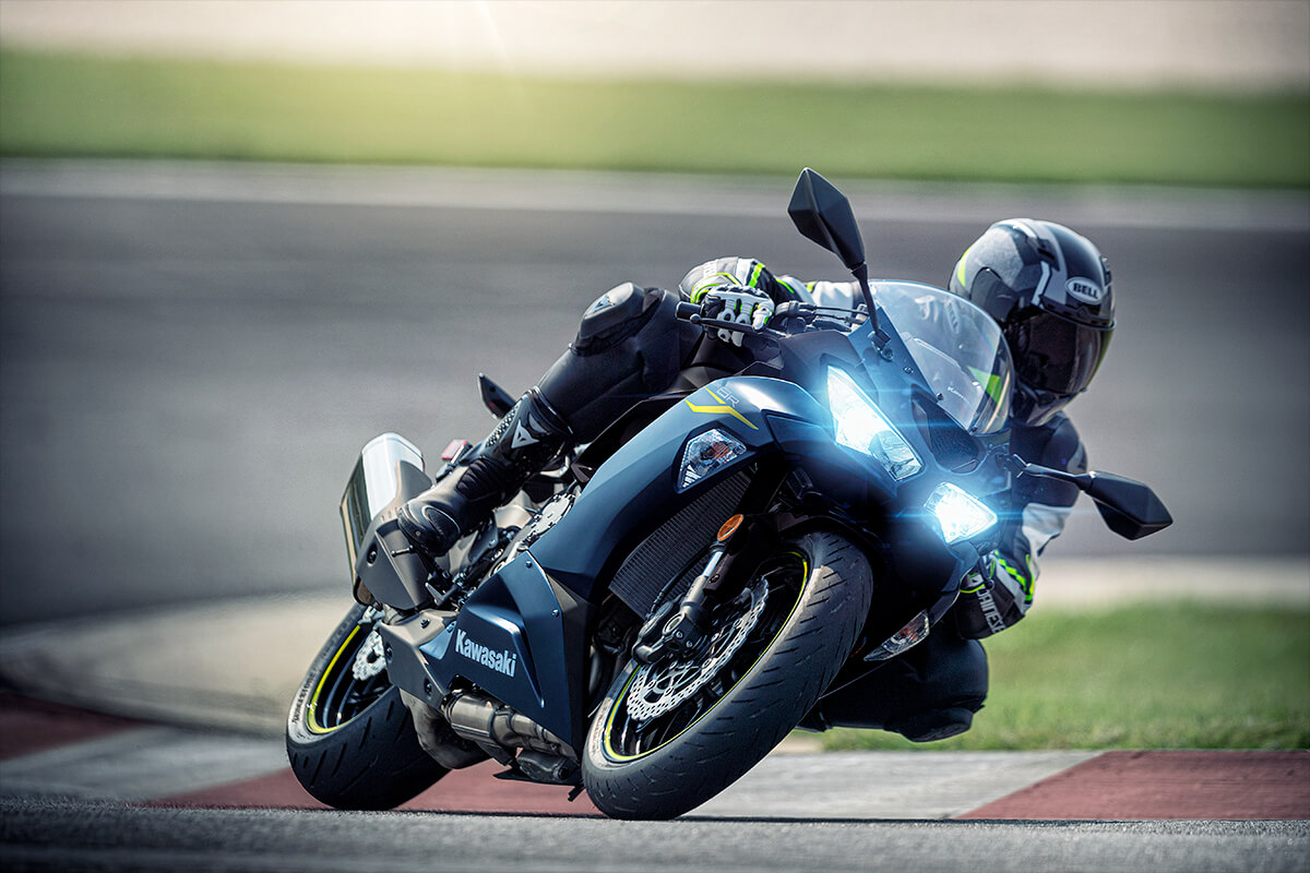 RIder going around a corner on the track on the 2022 Kawasaki ZX-6R