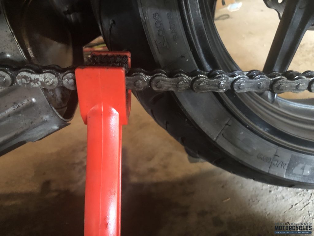 A chain brush in use on a dirty chain (author's picture)