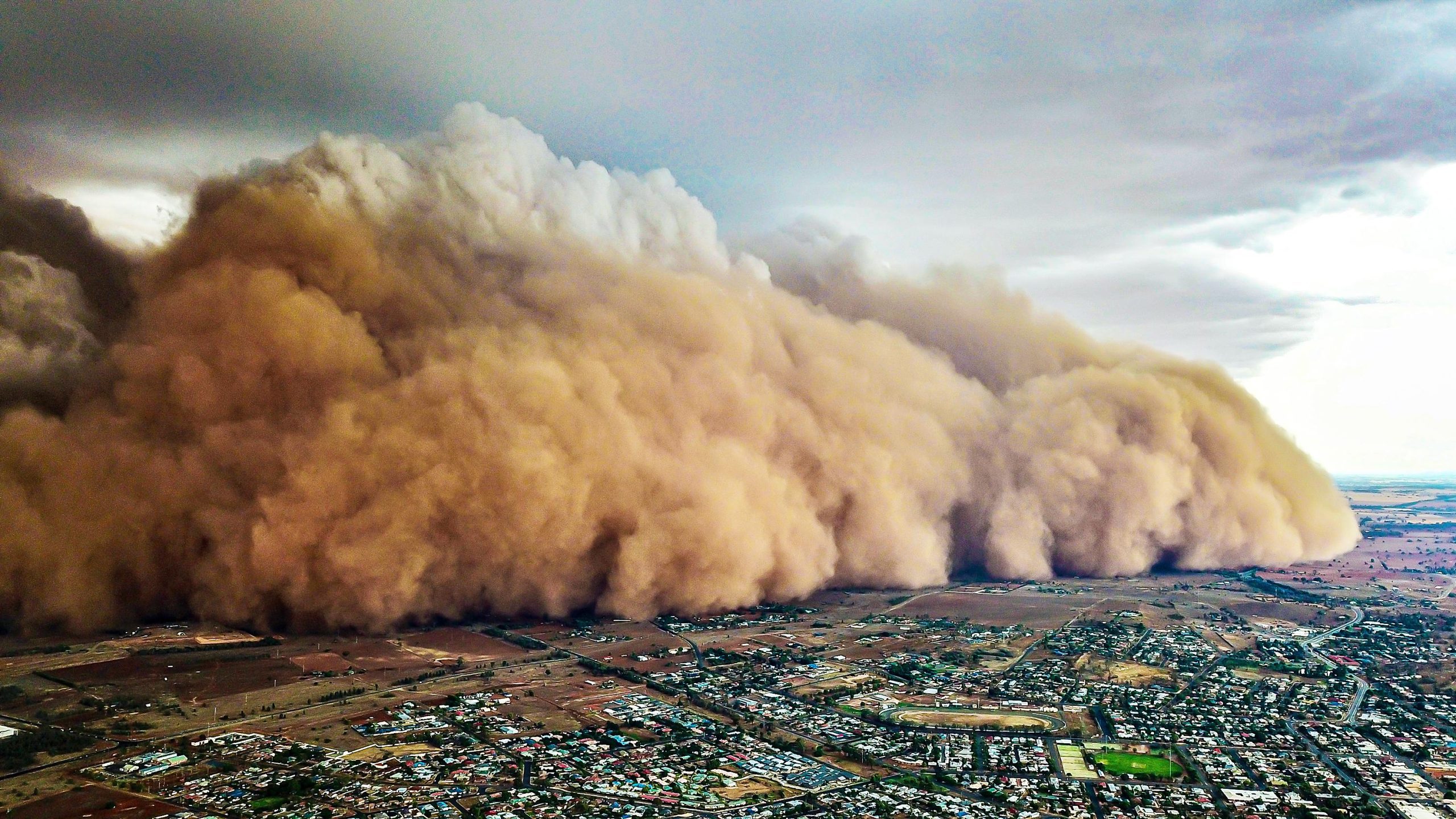 Giant dust storm engulfs Australian town during overcast day